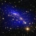 Galaxienhaufen MACS J0416.1–2403 mit berechneter Verteilung an Dunkler Materie (blau)