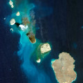 Satellitenaufnahme des Zubair-Archipels im Roten Meer. Die Rauchfahne zeigt den Vulkanausbruch, bei dem im November 2013 die Insel Jadid entstand.