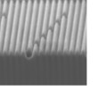 Metafläche aus Silber unter dem Elektronenmikroskop: Dank der nur knapp 100 Nanometer breiten Wälle zeigt das Material einen negativen Brechungsindex für sichtbares Licht.