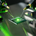 Auf dem kleinen Chip befindet sich ein Wald von Nanoröhrchen, die als optische Antennen sichtbares Laserlicht absorbieren und in elektrischen Strom umwandeln.