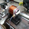 Generator für Hochstrompulse mit einem magnetoelastischem Material, das von einer Spule umhüllt wurde. 