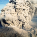 Ausbruch des Pinatubo auf den Philippinen im Jahr 1991. In die Atmosphäre geschleuderte Staubmengen kühlten für einige Jahre das Erdklima ab.