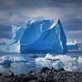 Eisberge in der Antarktis brechen mit zunehmender Klimaerwärmung immer schneller vom Festlandeis ab.
