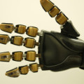 Prothese mit druckempfindlicher Sensorhaut auf den Fingerspitzen