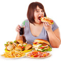 Junkfood trägt kaum zu einer gesunden Ernährung bei, ist aber vermutlich für die große Mehrheit nicht der Hauptfaktor für Übergewicht.