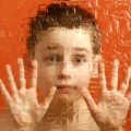 Jungen erkranken häufiger an frühkindlichem Autismus als Mädchen.