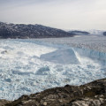 Mit der anhaltenden Erderwärmung schmelzen Grönlands Gletscher - hier der Helheim Geltscher im Südosten der Insel -  immer schneller.