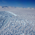 Der Fleming-Gletscher in der Antarktis wird zunehmend destabilisiert. Rückgang des Eisschelfs lässt Festlandeis schneller abrutschen.
