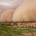 Sandsturm - Habub genannt - in Hombori im Saharastaat Mali. Bei Windgeschwindigkeiten von bis zu 80 Kilometern pro Stunde wird Sand fast 1000 Meter hoch aufgewirbelt.