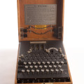 Während des 2. Weltkriegs wurden Nachrichten mit der Enigma verschlüsselt. Heute könnten fluoreszierende Substanzen für die sichere Übermittlung von verschlüsselten Nachrichten genutzt werden.