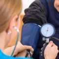 Schwankender Blutdruck im Alter könnte ein Hinweis auf erhöhtes Demenzrisiko sein.