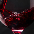 Insbesondere Rotwein wird gerne in bauchigen, voluminösen Gläsern dargereicht.