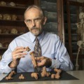 Anthropologe John Kappelman mit Modellen von Lucys Knochen aus dem 3-D-Drucker.