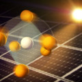Perowskit-Solarzelle: Verformungen des Kristallgitters mit Iod- und Bleiatomen (weiß, Mitte) könnten den hohen Wirkungsgrad erklären helfen.