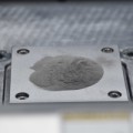 Aus diesem Metallpulver mit zugesetzten Nanopartikeln lassen sich stabile Bauteile beliebiger Geometrie mit 3D-Druckverfahren herstellen.