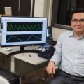 Cornell-Forscher Xiaonan Hui kontrolliert die Körperdaten, die kontaktlos mit Funketiketten aufgezeichnet wurden. 