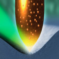Schema des flexo-photovoltaischen Effekts, der dank einer Änderung der Kristallstruktur unter einer Druckbelastung in Halbleitern wie etwa Silizium auftritt. 