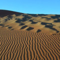 Wüstensand kann drei verschiedene Strukturen ausbilden: Rippel, Megarippel und große Dünen