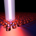 Ein Areal aus symmetrisch angeordneten, zylindrischen Nanoantennen sendet Laserlicht aus.