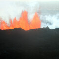 2014 brach der Vulkan Holuhraun auf Island aus. Eine neue Studie liefert nun Hinweise, wie lange der Aufstieg flüssigen Magmas von der Unterkante der Erdkruste bis zur Oberfläche benötigte.