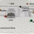 Das nanostrukturierte, transparente Material lässt verschiedenste Flüssigkeiten abperlen.