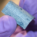 Beschichtungen aus speziellen Kunststoffen und menschlicher Schweiß als Elektrolyt verwandeln Textilien in Superkondensatoren, um effizient Strom zu speichern.