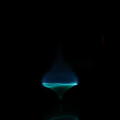 Bei der Verbrennung von flüssigem Heptan auf einer Wasserfläche entsteht dieser kleine, blaue Flammenwirbel.