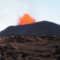 Fast eine Milliarde Kubikmeter Lava spie der Vulkan Kīlauea auf Hawaii während eines dreimonatigen Ausbruchs ab Mai 2018 aus. 