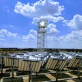 Mit diesem Solarturm wird Kerosin produziert.