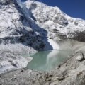 Aus diesem Eisstausee Dig Tsho im Langmoche-Tal, Khumbu Himal, Nepal, stürzten 1985 Wassermassen gen Tal und töteten mehrere Menschen.