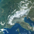 Satellitenbild der Alpen.
