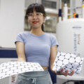 Bessere Elektroden für Superkondensatoren: Materialforscherin Xinyu Liu zeigt Modelle für geordnetes Graphen und ungeordnete Kohlenstoff-Strukturen. 